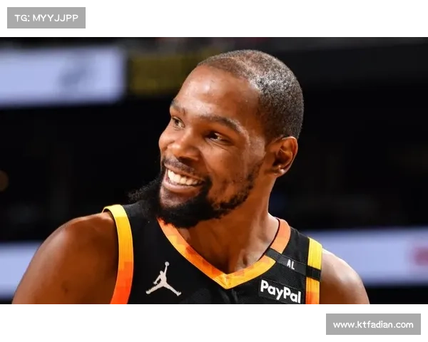 NBA球星跟女粉丝合影都啥样?杜兰特显羞涩 詹皇有风度 NBA球星跟女粉丝合影都啥样?杜兰特显羞涩 詹皇有风度